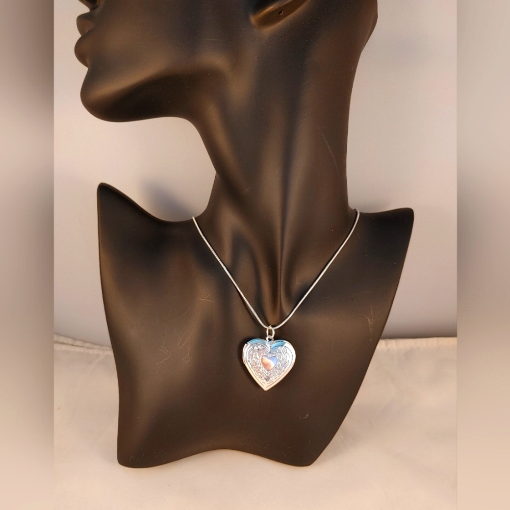 Nwot sterling silver Leaf wreath heart locket